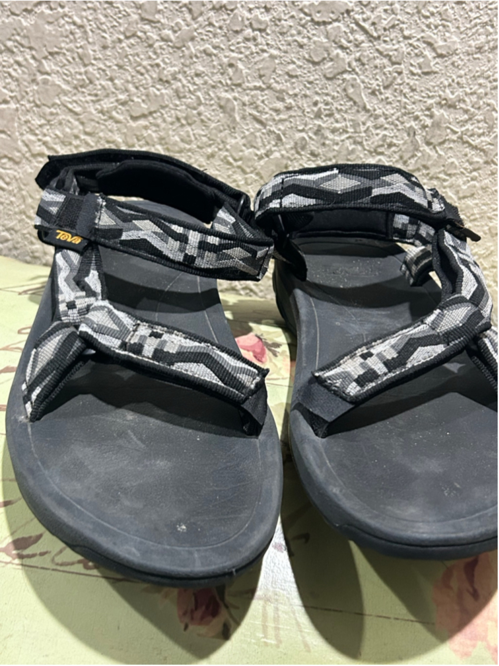 Men’s Teva Sandals Size 6 Black and Grey Patterned Strappy Sport Sandals